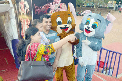 ಕರಾವಳಿ ಉತ್ಸವಕ್ಕೆ ಹೊಸ ಅತಿಥಿಗಳು: ಗ್ರಾಹಕರನ್ನು ರಂಜಿಸಿದ ‘ಟಾಮ್ ಆ್ಯಂಡ್ ಜೆರಿ’