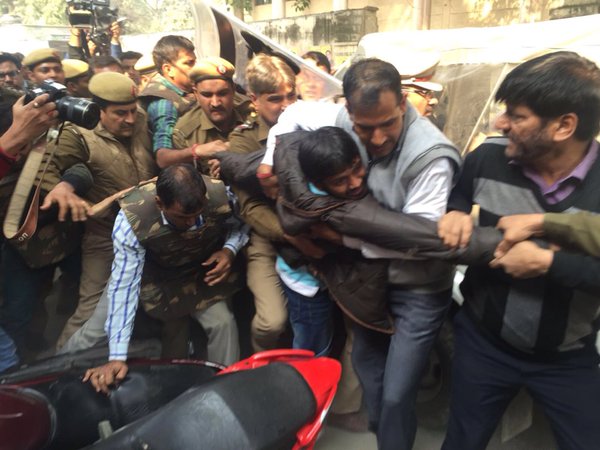 ನ್ಯಾಯಾಲಯದ ಆವರಣದಲ್ಲಿ ಜೆಎನ್‌ ವಿವಿ ವಿದ್ಯಾರ್ಥಿ ಸಂಘದ ನಾಯಕ ಕನ್ಹೇಯಾ ಮೇಲೆ ಹಲ್ಲೆ