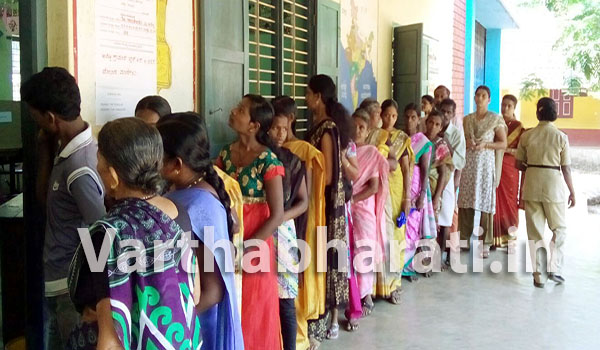 ಸುಳ್ಯ: ಶಾಂತಿಯುತ ಮತದಾನ  - ಹಲವೆಡೆ ಮತಯಂತ್ರ ದೋಷ, ಮತದಾನ ವಿಳಂಬ