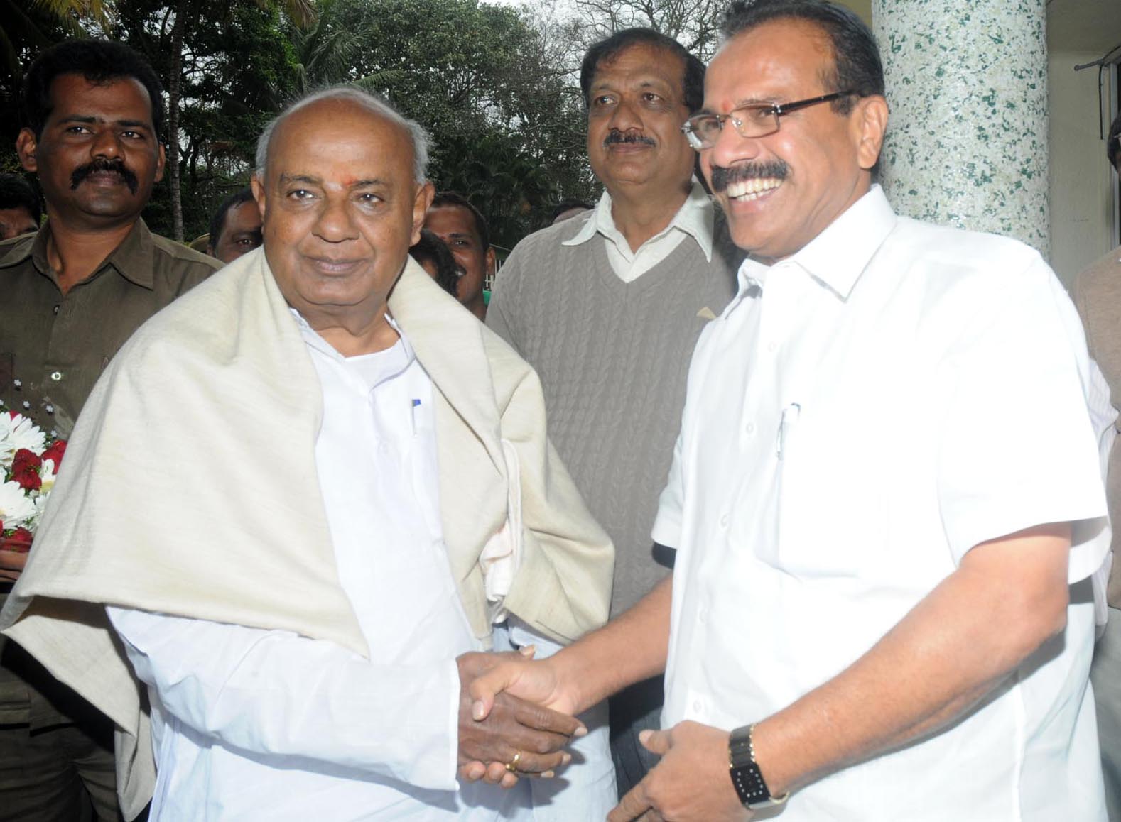 ಜಿಪಂನಲ್ಲಿ ಬಿಜೆಪಿ-ಜೆಡಿಎಸ್‌ ಮೈತ್ರಿ   ?...ದೇವೇಗೌಡ-ಸದಾನಂದ ಗೌಡ ಮಾತುಕತೆ