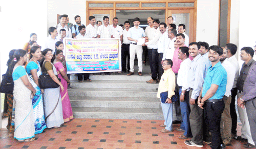 ಉಡುಪಿ: ಎನ್‌ಪಿಎಸ್ ರದ್ದುಗೊಳಿಸಲು ಆಗ್ರಹಿಸಿ ಧರಣಿ