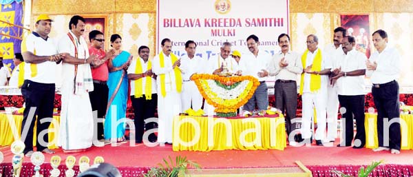 ಮುಲ್ಕಿ: ಬಿಲ್ಲವ ಟ್ರೋಫಿ -2016 ಕ್ರಿಕೆಟ್ ಪಂದ್ಯಾಟಕ್ಕೆ ಚಾಲನೆ