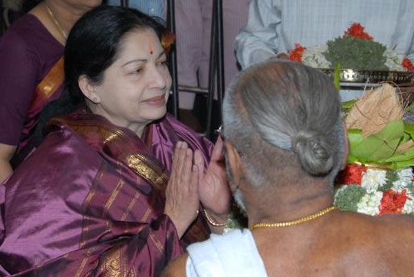 ತಮಿಳುನಾಡು ಮುಖ್ಯಮಂತ್ರಿ ಜಯಲಲಿತರ ಹೆಸರಲ್ಲಿ ದೇವಸ್ಥಾನ: ವೆಲ್ಲೂರಿನಲ್ಲಿ ಶಿಲಾನ್ಯಾಸ