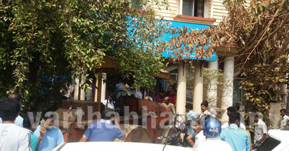 ಚಾಲಕನ ನಿಯಂತ್ರಣ ತಪ್ಪಿದ ರೋಡ್‌ರೋಲರ್‌ ಸರಣಿ ಅಪಘಾತದಲ್ಲಿ 4 ವಾಹನಗಳಿಗೆ ಹಾನಿ