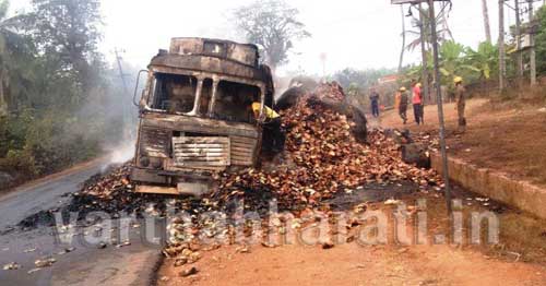 ಹೊತ್ತಿ ಉರಿದ ಲಾರಿ...! ಚಲಿಸುತ್ತಿದ್ದ ಲಾರಿಗೆ ವಿದ್ಯುತ್ ತಂತಿ ಸ್ಪರ್ಶ