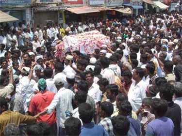 ಕಾಶ್ಮೀರ ಪಂಡಿತರೊಬ್ಬರಿಗೆ ಮುಸ್ಲಿಮರಿಂದ ಅಂತಿಮ ಸಂಸ್ಕಾರ!