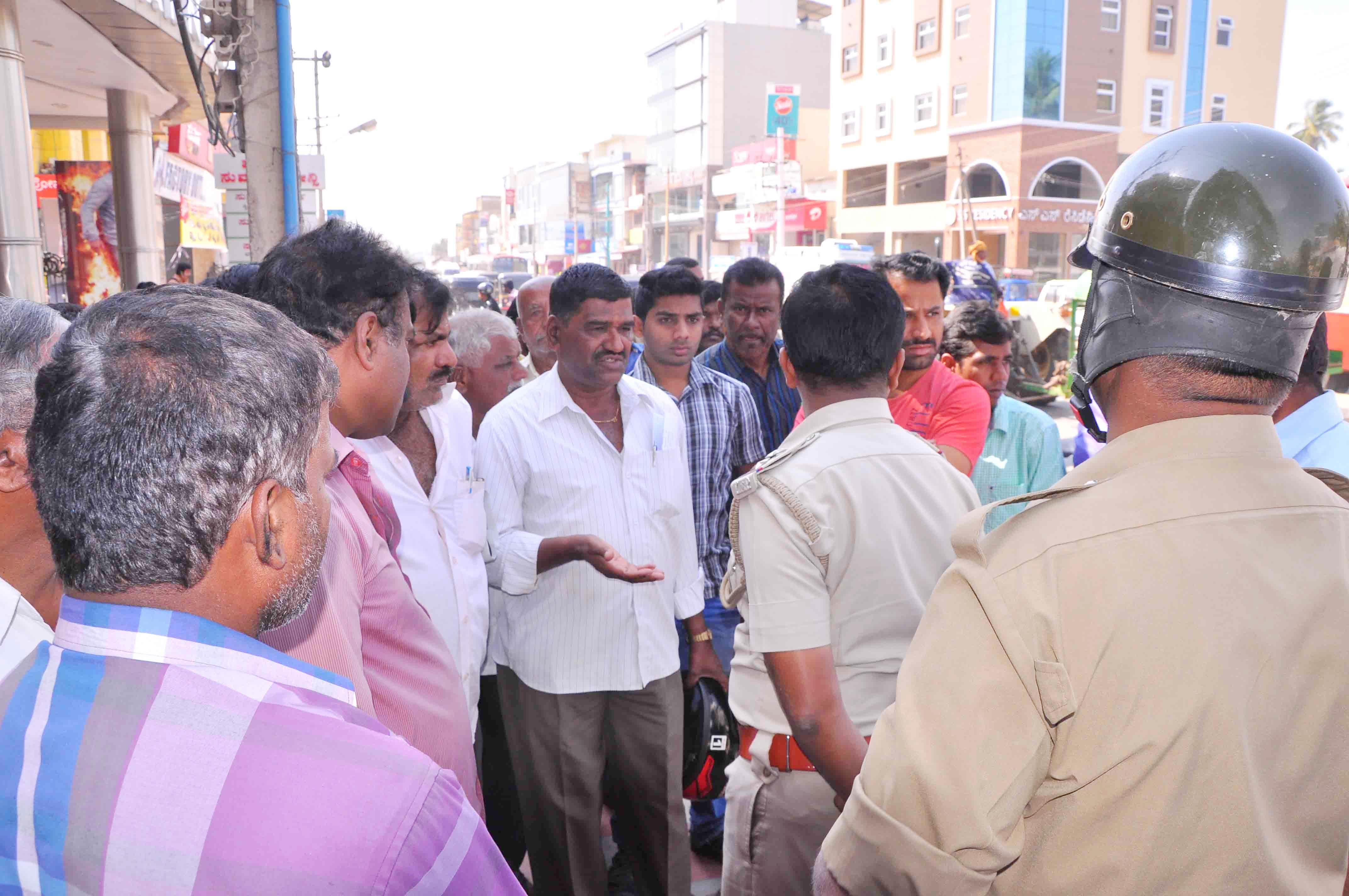 ಕೈಗಾರಿಕಾ ಸಹಕಾರಿ ಬ್ಯಾಂಕ್ ಬದಲಾವಣೆಗೆ ಗ್ರಾಹಕರ ಆಕ್ರೋಶ-ಹಣ ವಾಪಸ್ ನೀಡಲು ಆಗ್ರಹ