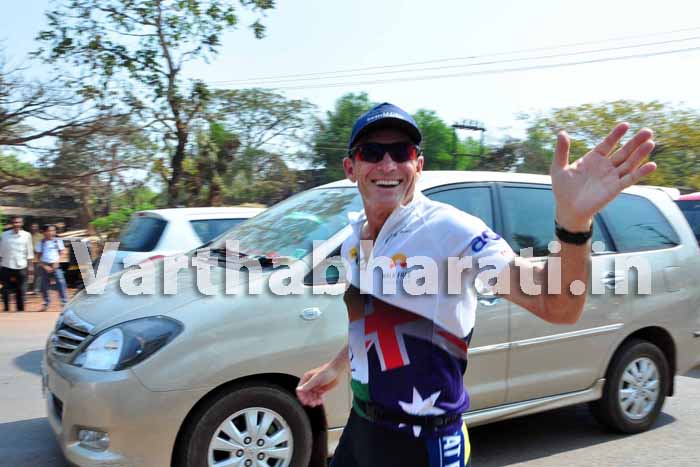 ಕರ್ನಾಟಕ-ಕೇರಳ ಗಡಿ ಪ್ರದೇಶ ತಲಪಾಡಿಯನ್ನು ಪ್ರವೇಶಿಸಿ ದ.ಕ ಜಿಲ್ಲೆಗೆ ಆಗಮಿಸಿದ ಆಸ್ಟ್ರೇಲಿಯಾದ ಮ್ಯಾರಥಾನ್ ಓಟಗಾರ