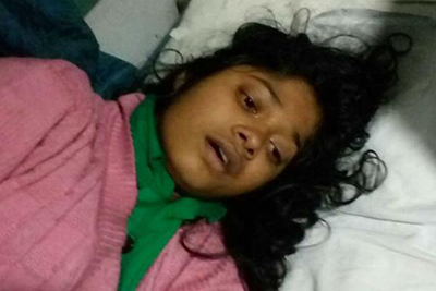 ಸೆಲ್ಪಿ ತೆಗೆದು ರೈಲ್‌ನಿಂದ ಕೆಳಗೆ ಬಿದ್ದ ಯುವತಿ:ಆಸ್ಪತ್ರೆಗೆ ದಾಖಲು