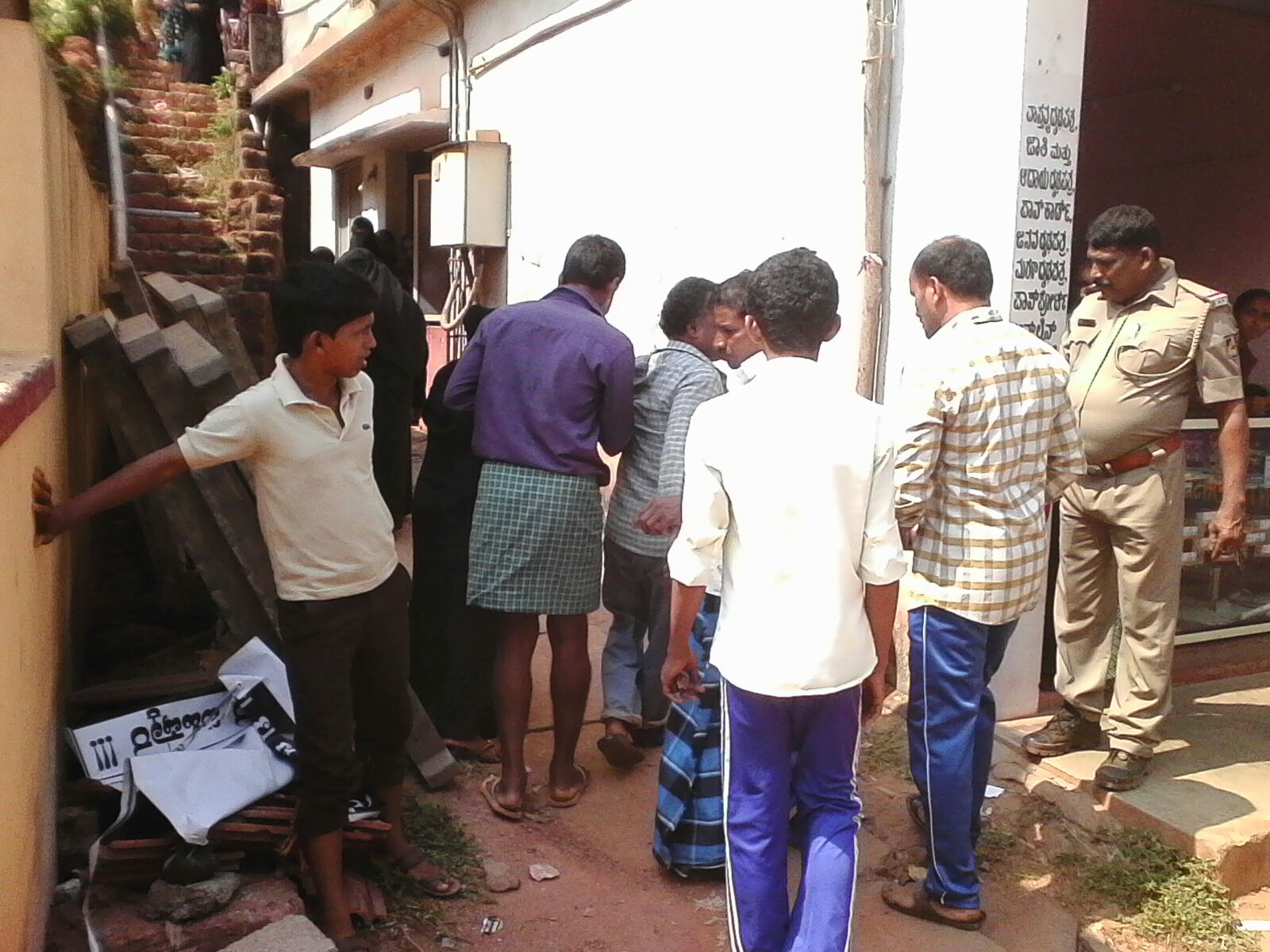 ಫರಂಗಿಪೇಟೆ: ಚುನಾವಣಾ ಬಹಿಷ್ಕಾರದ ಫ್ಲೆಕ್ಸ್ ತೆರವು; ನಾಗರಿಕರಿಂದ ಧರಣಿ