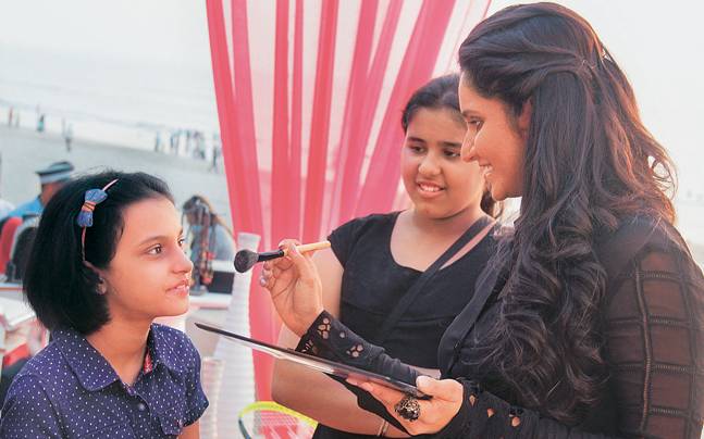 ಅಭಿಮಾನಿಗೆ ಚಿಕಿತ್ಸೆಗಾಗಿ  ಫಂಡ್ ಸಂಗ್ರಹಿಸಲು ಬ್ಯೂಟಿಶಿಯನ್ ಆಗಿ ಬದಲಾದ ಟೆನಿಸ್ ಬೆಡಗಿ ಸಾನಿಯಾ....!