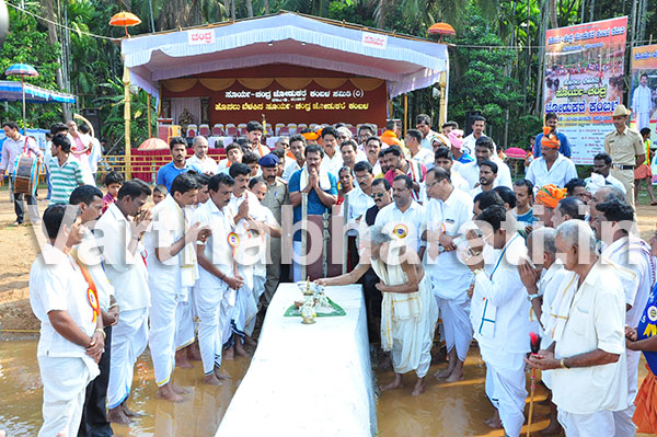 ತಲಪಾಡಿ : ಹೊನಲು ಬೆಳಕಿನ ಸೂರ್ಯ-ಚಂದ್ರ ಜೋಡುಕರೆ ಕಂಬಳಕ್ಕೆ ಚಾಲನೆ