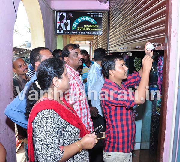 ಉಳ್ಳಾಲ ನಗರ ಸಭಾ ವಾಣಿಜ್ಯ ಕಟ್ಟಡಕ್ಕೆ ಪೌರಾಯುಕ್ತೆ ರೂಪಾ ಟಿ ಶೆಟ್ಟಿ, ಬಾಡಿಗೆ ಪಾವತಿಸದ ಅಂಗಡಿಗಳಿಗೆ ಬೀಗ ಜಡಿದರು