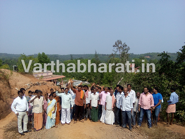 ಕೊಣಾಜೆ-ಪುರುಷಕೋಡಿ ಹದಗೆಟ್ಟ ರಸ್ತೆ ಖಂಡಿಸಿ  ನಾಗರಿಕರಿಂದ ಪ್ರತಿಭಟನೆ: ಮಾತಿನ ಚಕಮಕಿ