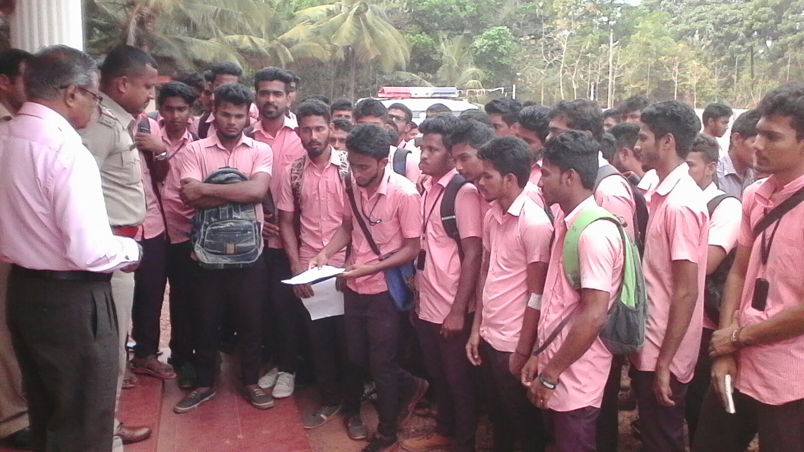 ಮೊಡಂಕಾಪು  ವಿದ್ಯಾರ್ಥಿಗೆ ಹಲ್ಲೆ ಪ್ರಕರಣ:  ತರಗತಿ ಬಹಿಷ್ಕರಿಸಿ  ಧರಣಿ