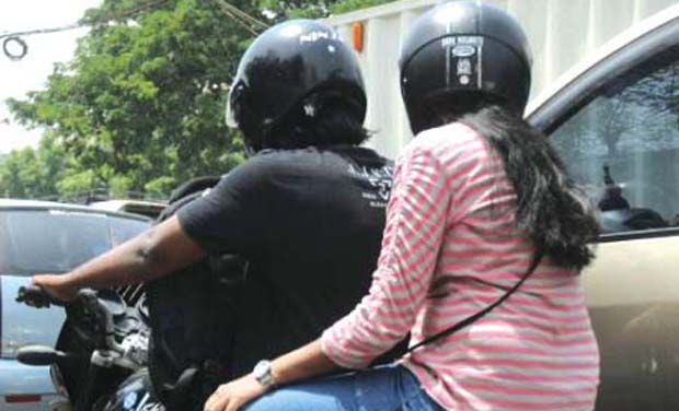 ಹೆಲ್ಮೆಟ್ ಅವಾಂತರ ಪತ್ನಿಯರೇ ಅದಲು-ಬದಲು !