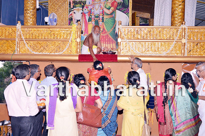 ಎಳತ್ತೂರು ಶ್ರೀ ಶಕ್ತಿದರ್ಶನ ಯೋಗಾಶ್ರಮದಲ್ಲಿ ನಡೆದ ಸತ್ಸಂಗ ಕಾರ್ಯಕ್ರಮದಲ್ಲಿ ಶ್ರೀ ದೇವರಹಾ ಹಂಸಬಾಬಾ ವಿಂಧ್ಯಾಚಲ