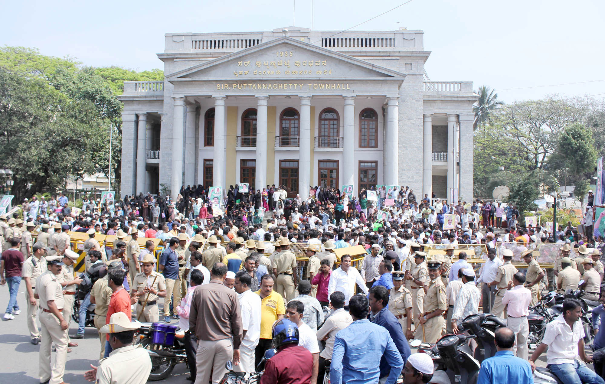 ಶಾಸಕ ಝಮೀರ್ ಅಹ್ಮದ್‌ರನ್ನು ‘ಮೀರ್ ಸಾದಿಕ್’ಗೆ ಹೋಲಿಕೆ; ದೇವೇಗೌಡ ವಿರುದ್ಧ ಬೃಹತ್ ಪ್ರತಿಭಟನೆ