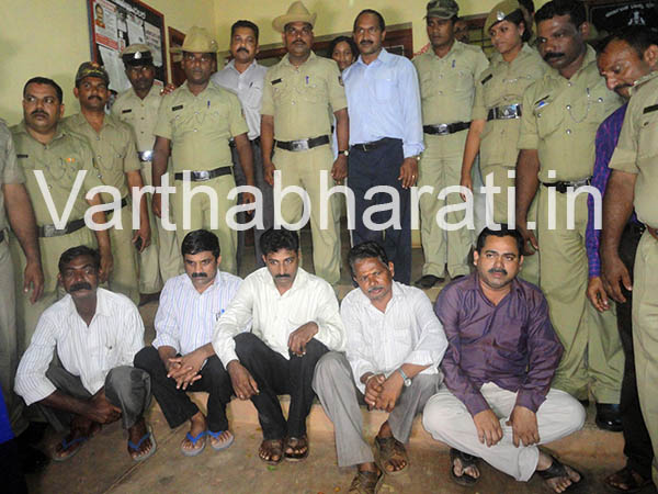 ಕೊಲ್ಲೂರು ದೇವಳದ ಚಿನ್ನಾಭರಣ ದುರುಪಯೋಗ ಐವರು ದೇವಳ ಸಿಬ್ಬಂದಿಗಳ ಬಂಧನ, 8 ಮಂದಿ ವಶಕ್ಕೆ