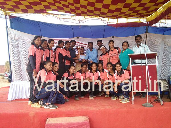 ಮಂಗಳೂರು ವಿವಿ ಮಟ್ಟದ ಫುಟ್‌ಬಾಲ್ ಪಂದ್ಯಾಟ  ಆಳ್ವಾಸ್ ಕಾಲೇಜಿಗೆ ಸಮಗ್ರ ಪ್ರಶಸ್ತಿ