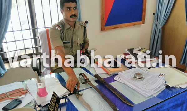 ಕಾಸರಗೋಡು:ಎಡನೀರು ಪಾಡಿಯಲ್ಲಿ ಅನುಮಾನಾಸ್ಪದ ರೀತಿಯಲ್ಲಿ ಕಂಡು ಬಂದ ಮಾರಕಾಸ್ತ್ರಗಳು ಮತ್ತು ಬೈಕ್ ಪೊಲೀಸರ ವಶ,