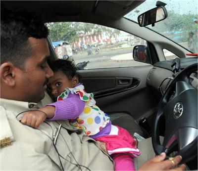 ಮಗುವಿನೊಂದಿಗೆ 24ಗಂಟೆ ಕರ್ತವ್ಯ ನಿರ್ವಹಿಸುತ್ತಿರುವ ಪೊಲೀಸ್ ಕಾನ್‌ಸ್ಟೇಬಲ್!