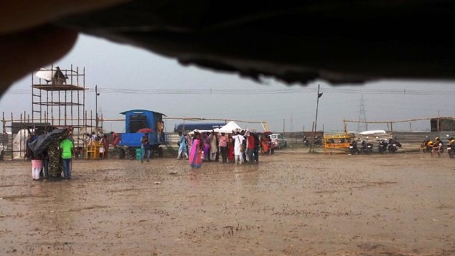 ವಿಶ್ವ ಸಾಂಸ್ಕೃತಿಕ ಉತ್ಸವಕ್ಕೆ  ಮಳೆ ಅಡ್ಡಿ, ಕೈಕೊಟ್ಟ ವಿದ್ಯುತ್‌ ...