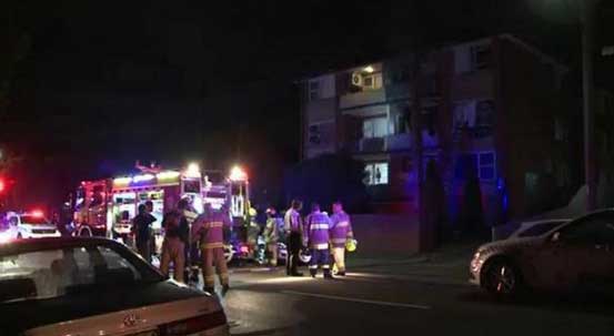 ಬೆಂಕಿಯಿಂದ ತಪ್ಪಿಸಲು ಮಕ್ಕಳನ್ನು ಕಿಟಿಕಿಯಿಂದ ಕೆಳಗೆ ಹಾಕಿದ ಮಹಿಳೆ