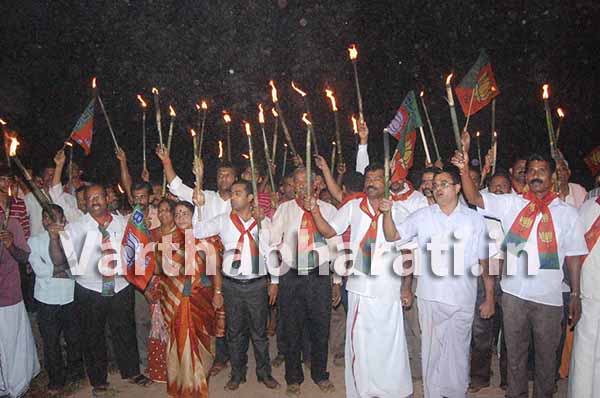ಕಡಬ: ವಿದ್ಯುತ್ ಸಮಸ್ಯೆ ಬಿಜೆಪಿಯಿಂದ ಪಂಜಿನ ಮೆರವಣಿಗೆ-ಪ್ರತಿಭಟನೆ