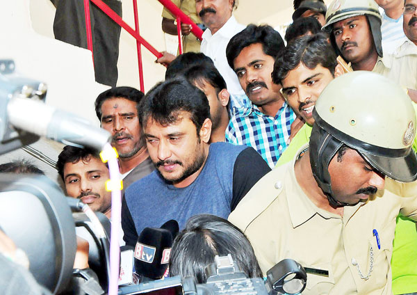 ಪೊಲೀಸರಿಂದ ನಟ ದರ್ಶನ್ ವಿಚಾರಣೆ