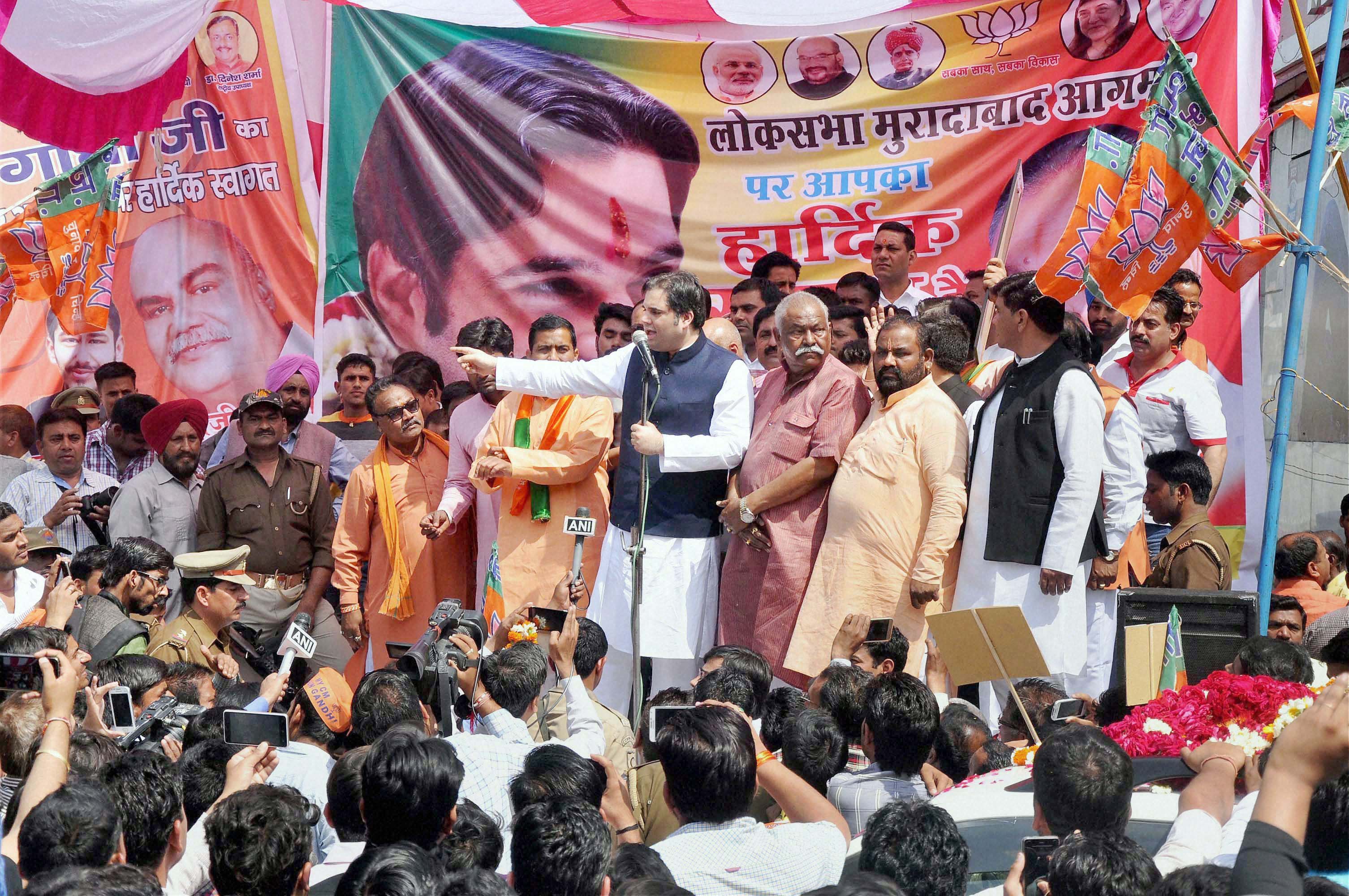 ಮೊರಾದಾಬಾದ್‌ನಲ್ಲಿ ವೇದಿಕೆ ಕುಸಿತ, ವರುಣ್ ಗಾಂಧಿ ಪಾರು