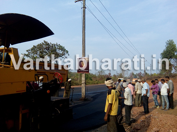 ಕೊಣಾಜೆ: ರಸ್ತೆಯಲ್ಲೇ ಅಪಾಯಕಾರಿ ವಿದ್ಯುತ್ ಕಂಬ...! ,ವಿದ್ಯುತ್ ಕಂಬಕ್ಕೆ ವ್ಯವಸ್ಥೆ ಕಲ್ಪಿಸದೆ ಡಾಂಬಾರಿಕರಣ: ಆಕ್ರೋಶ