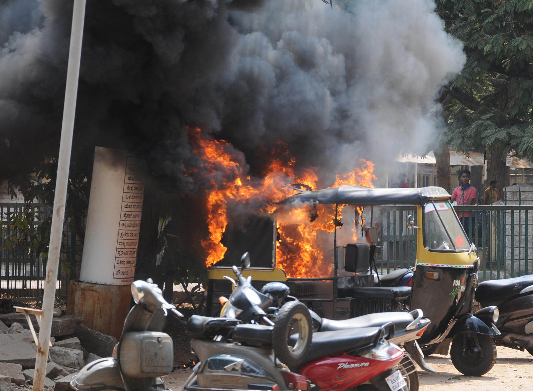 ರಾಜು ಅಂತ್ಯಕ್ರಿಯೆಯಲ್ಲಿ ಪಾಲ್ಗೊಂಡು ವಾಪಸಾಗುತ್ತಿದ್ದವರ ಮೇಲೆ ದುಷ್ಕರ್ಮಿಗಳಿಂದ ಕಲ್ಲು ತೂರಾಟ