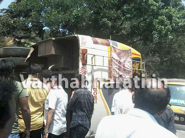 ಕಲ್ಲಡ್ಕ: ಬಸ್ ಪಲ್ಟಿ - ಡ್ರೈವರ್, ಕಂಡೆಕ್ಟರ್ ಪಾರು