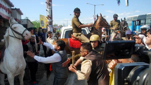 ಪೊಲೀಸ್‌ ಕುದುರೆಯ ಕಾಲು ಮುರಿದ ಬಿಜೆಪಿ ಶಾಸಕ..!