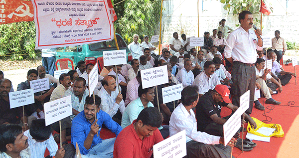 ಕೆಎಸ್ಸಾರ್ಟಿಸಿ ನೌಕರರಿಂದ ಧರಣಿ ಸತ್ಯಾಗ್ರಹ