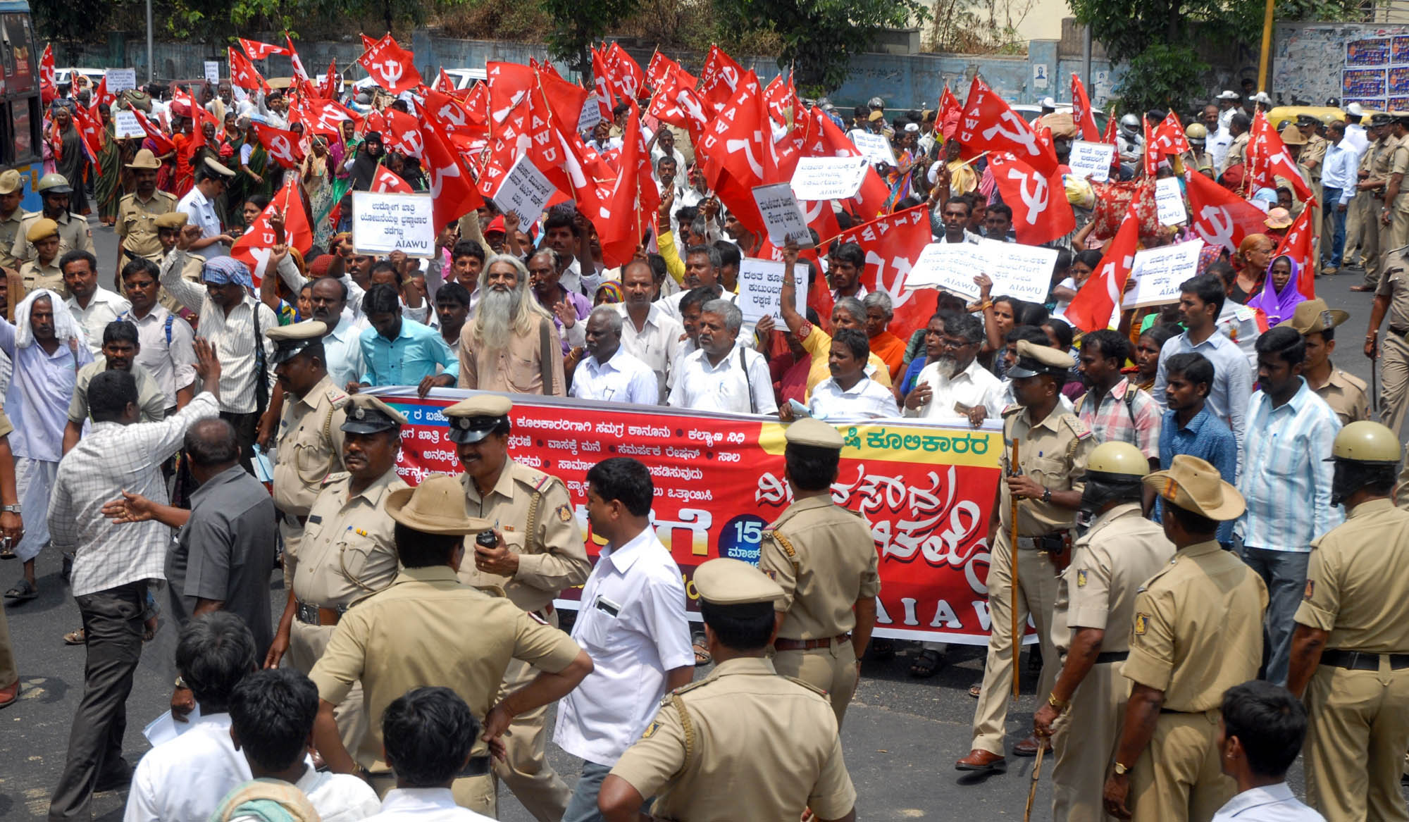 ವಿವಿಧ ಬೇಡಿಕೆಗಳಿಗೆ ಒತ್ತಾಯಿಸಿ ಕೃಷಿ ಕೂಲಿಕಾರರ ವಿಧಾನ ಸೌಧ ಚಲೋ