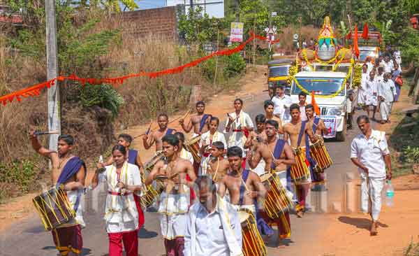 ಹೊರೆಕಾಣಿಕೆ ಮೆರವಣಿಗೆ