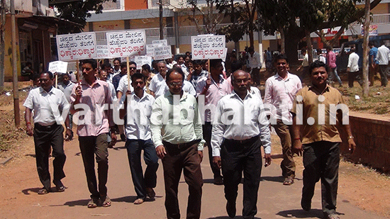 ಚಿನ್ನ ಖರೀದಿಯ ಮೇಲಿನ ತೆರಿಗೆಯನ್ನು ಹೆಚ್ಚಿಸಿರುವುದನ್ನು ಖಂಡಿಸಿ ಸ್ವರ್ಣೋಧ್ಯಮ ಹಿತರಕ್ಷಣಾ ಸಮಿತಿಯಿಂದ ಬೈಕ್ ರ್ಯಾಲಿ