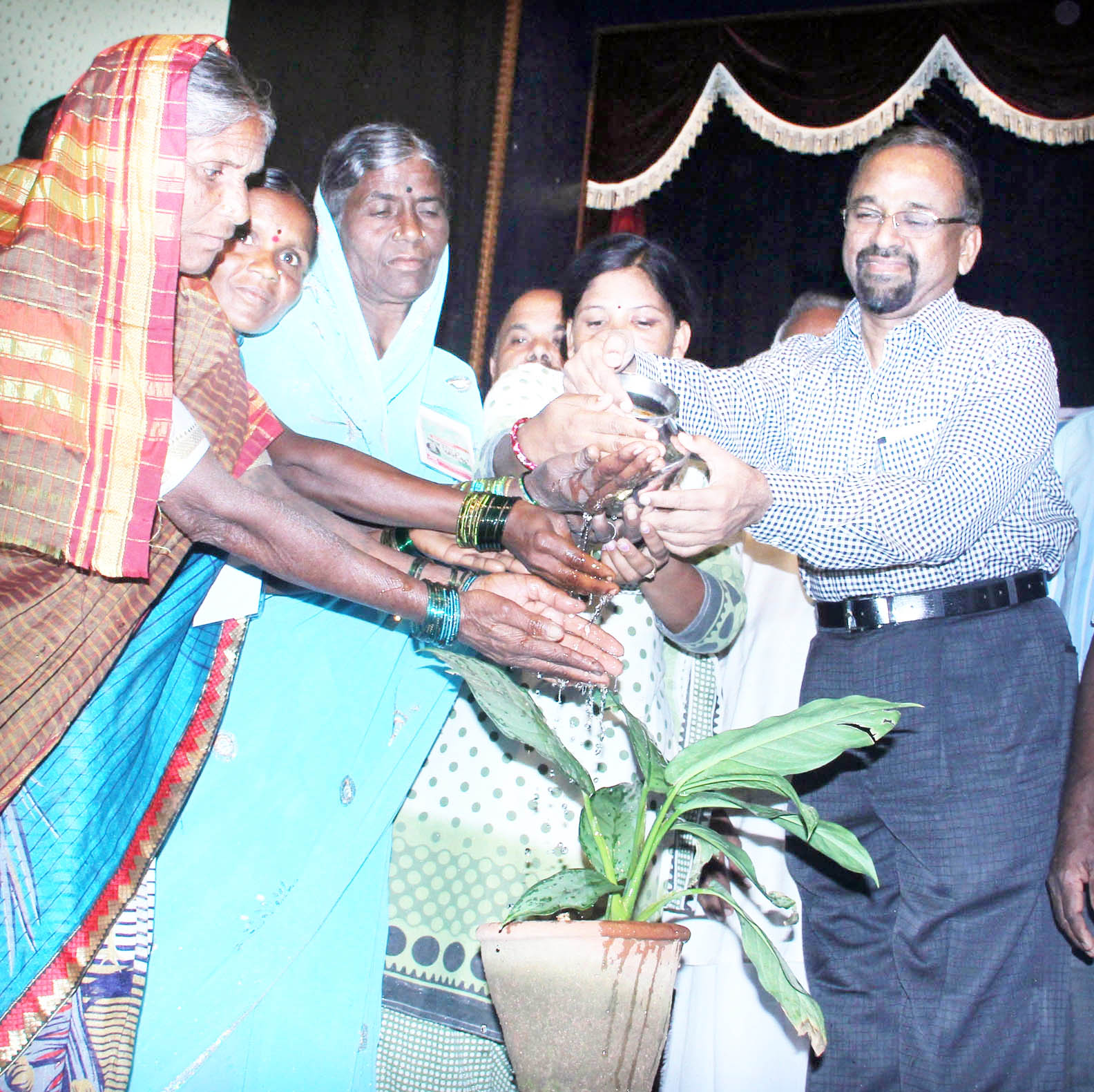 ಅಲೆಮಾರಿಗಳ ಸರ್ವತೋಮುಖ ಅಭಿವೃದ್ಧಿಗೆ ಅನುದಾನ ನೀಡಿ: ಡಾ.ದ್ವಾರಕಾನಾಥ್