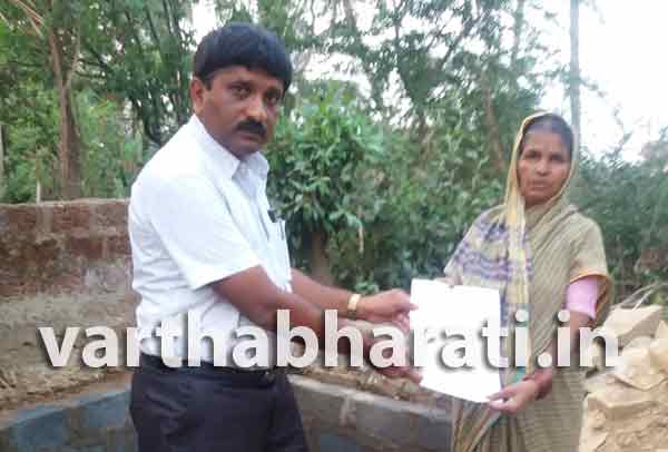 ಮುಂಡಗೋಡ :ಬಯಲು ಮುಕ್ತ ಶೌಚ ದಿಂದ ಮುಕ್ತಗೊಳಿಸಲು ಟೊಂಕ ಕಟ್ಟಿ ನಿಂತಿರುವ ಪ.ಪಂ ಮುಖ್ಯಾಧಿಕಾರಿ ಸಂಗನಬಸಯ್ಯ