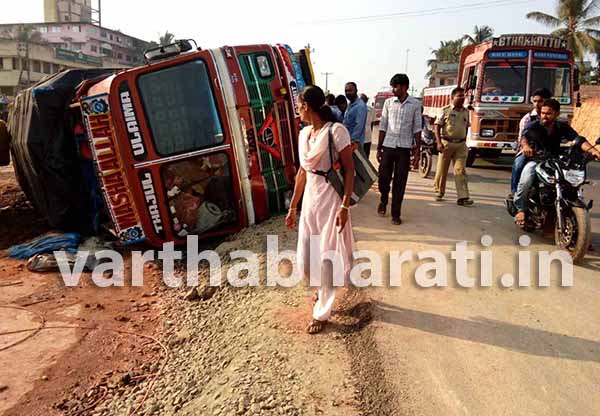 ಉಳ್ಳಾಲ: ನಿರ್ಮಾಣ ಹಂತದ ಫ್ಲೈಓವರ್ ಕಮರಿಗೆ ಬಿದ್ದ ಗೂಡ್ಸ್ ಲಾರಿ, ಗಾಯಗೊಂಡ ಲಾರಿ ಮಾಲಕ
