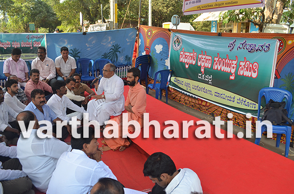 ಎತ್ತಿನಹೊಳೆ ಯೋಜನೆಯನ್ನು ಕೈಬಿಡಬೇಕೆಂದು ಆಗ್ರಹಿಸಿ, ಜಿಲ್ಲಾಧಿಕಾರಿ ಕಚೇರಿ ಮುಂದೆ ಸಾಂಕೇತಿಕ ಉಪವಾಸ ಸತ್ಯಾಗ್ರಹ