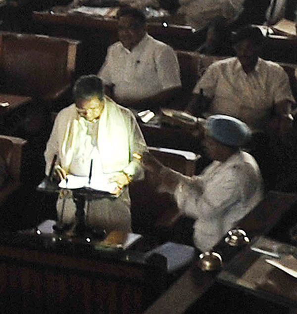 ಬಜೆಟ್ ಮಂಡನೆ ವೇಳೆ ಎರಡು ಬಾರಿ ಪವರ್ ಕಟ್!