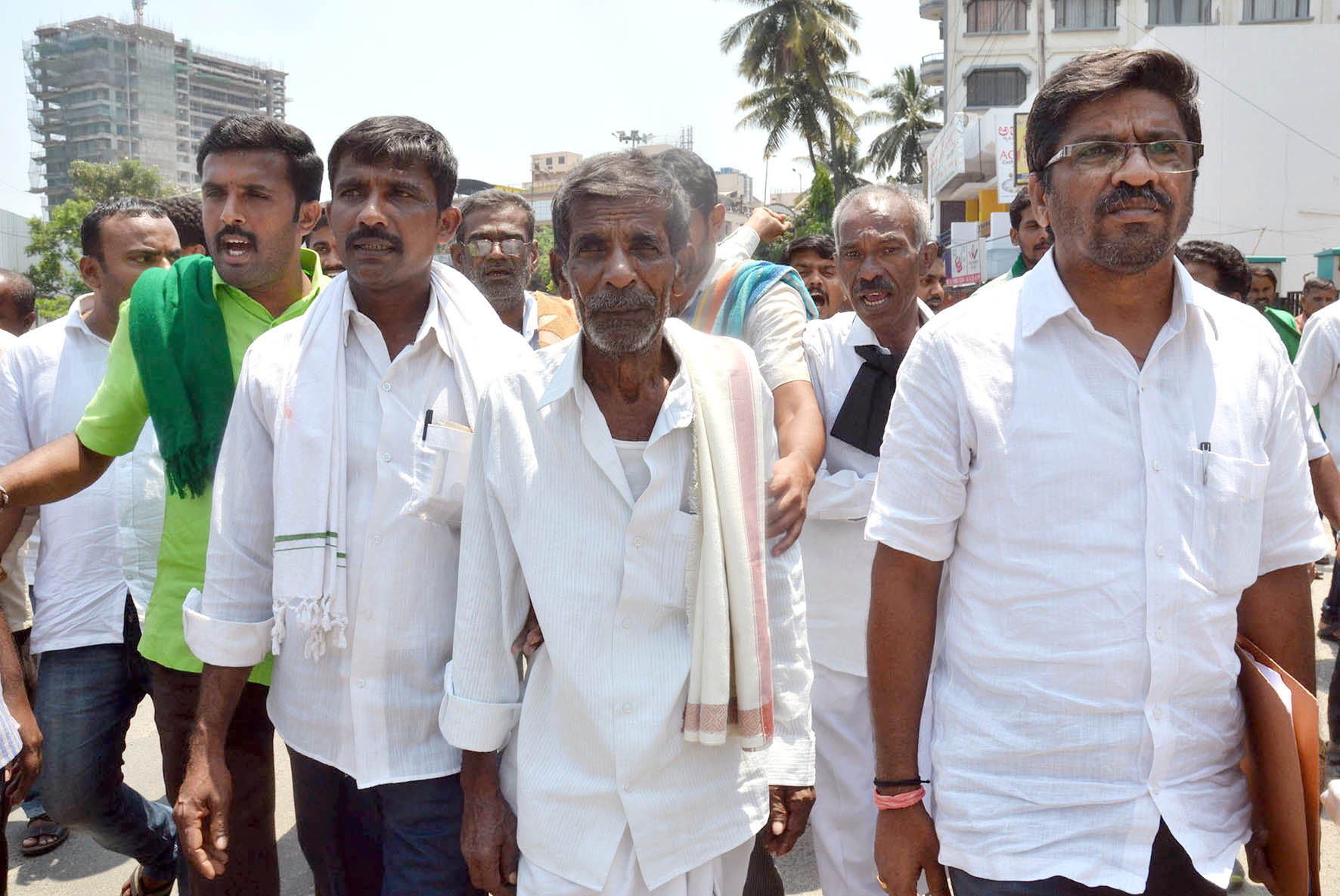 ಕೇಂದ್ರ ಸಚಿವ ಡಿವಿಎಸ್ ಮನೆಗೆ ರವಿ ಕುಟುಂಬ ಮುತ್ತಿಗೆ