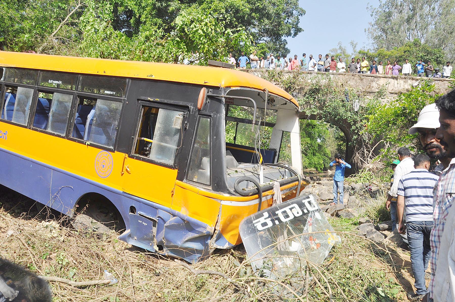 ಹಳ್ಳಕ್ಕೆನುಗ್ಗಿದ ಕೆಎಸ್ಸಾರ್ಟಿಸಿ: 45ಕ್ಕೂ ಹೆಚ್ಚುಮಂದಿಗೆ ಗಾಯ