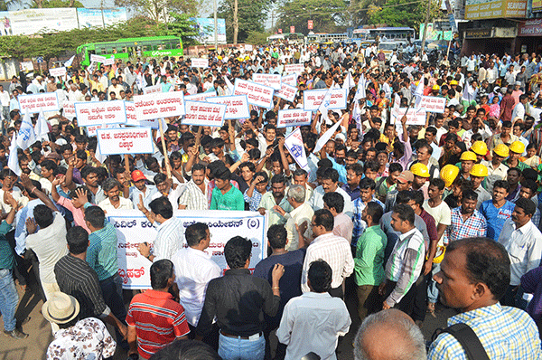ಹೊಸ ಮರಳುಗಾರಿಕೆ ನೀತಿಯ ವಿರುದ್ಧ ಪ್ರತಿಭಟನೆ