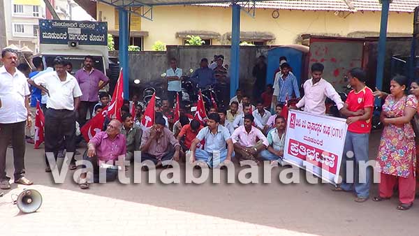 ಮೂಡುಬಿದಿರೆ: ಬೀದಿ ಬದಿ ವ್ಯಾಪಾರಿಗಳಿಂದ ಪುರಸಭಾ ಕಾರ್ಯಾಲಯದ ಎದುರು ಪ್ರತಿಭಟನೆ