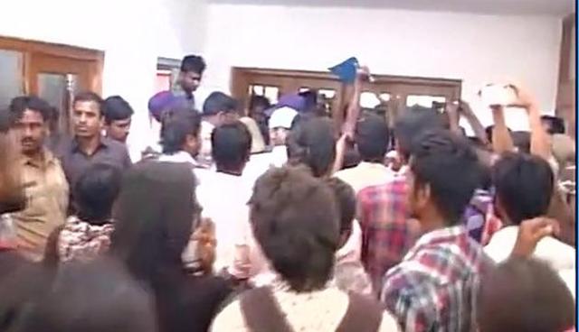 ಕರ್ತವ್ಯಕ್ಕೆ ಹಾಜರಾದ ಹೈದರಾಬಾದ್ ವಿವಿ ಉಪಕುಲಪತಿ ಅಪ್ಪಾರಾವ್‌ ರನ್ನು ಹಿಂದಕ್ಕೆ ಕಳುಹಿಸಿದ ವಿದ್ಯಾರ್ಥಿಗಳು