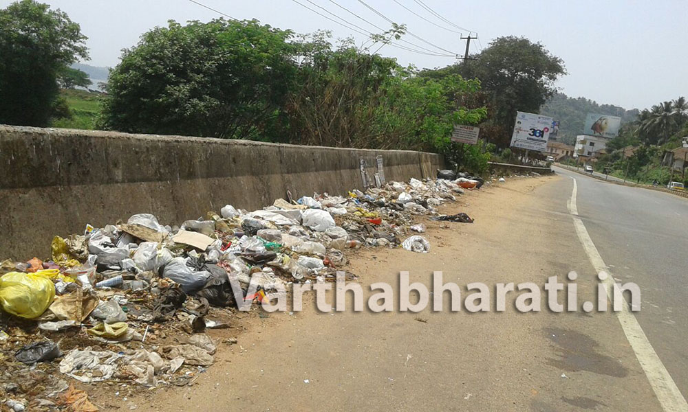 ಫರಂಗಿಪೇಟೆ: ರಾಷ್ಟ್ರೀಯ ಹೆದ್ದಾರಿಯಲ್ಲಿಯೇ ಕಸದ ರಾಶಿ